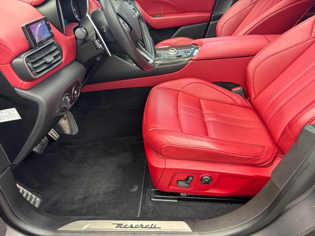 レヴァンテ Ｓグランスポーツ　左ハンドル　パノラマサンルーフ　赤革　カーボントリム　ハーマンカードン　ＡＣＣ　ＯＰ２１ＡＷ（ヘリオス）　全席シートヒーター　Ｒドア拡張キーレス　トランクキックセンサー　全方位カメラ　イージーエントリ（32枚目）