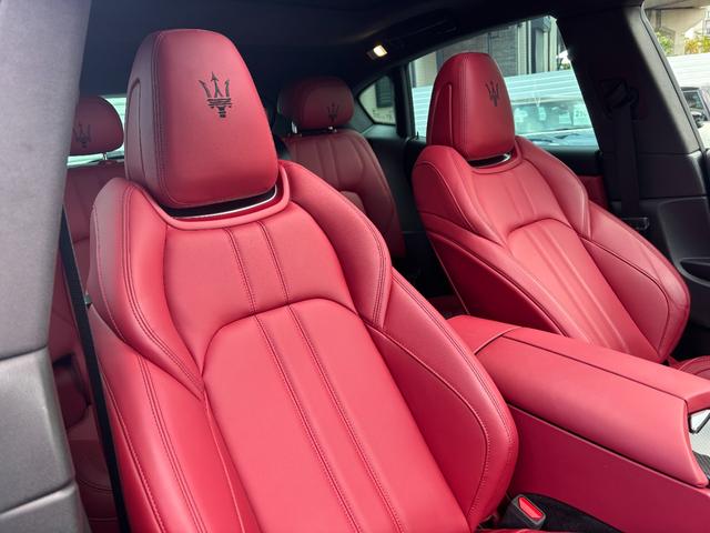 レヴァンテ Ｓグランスポーツ　左ハンドル　パノラマサンルーフ　赤革　カーボントリム　ハーマンカードン　ＡＣＣ　ＯＰ２１ＡＷ（ヘリオス）　全席シートヒーター　Ｒドア拡張キーレス　トランクキックセンサー　全方位カメラ　イージーエントリ（34枚目）