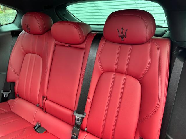 レヴァンテ Ｓグランスポーツ　左ハンドル　パノラマサンルーフ　赤革　カーボントリム　ハーマンカードン　ＡＣＣ　ＯＰ２１ＡＷ（ヘリオス）　全席シートヒーター　Ｒドア拡張キーレス　トランクキックセンサー　全方位カメラ　イージーエントリ（37枚目）