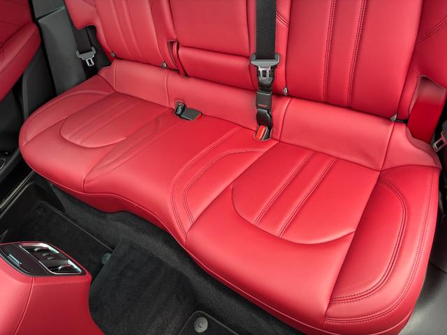 レヴァンテ Ｓグランスポーツ　左ハンドル　パノラマサンルーフ　赤革　カーボントリム　ハーマンカードン　ＡＣＣ　ＯＰ２１ＡＷ（ヘリオス）　全席シートヒーター　Ｒドア拡張キーレス　トランクキックセンサー　全方位カメラ　イージーエントリ（38枚目）