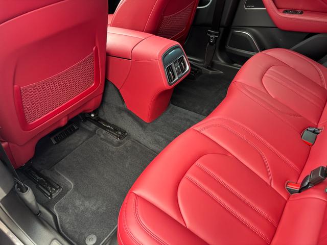 レヴァンテ Ｓグランスポーツ　左ハンドル　パノラマサンルーフ　赤革　カーボントリム　ハーマンカードン　ＡＣＣ　ＯＰ２１ＡＷ（ヘリオス）　全席シートヒーター　Ｒドア拡張キーレス　トランクキックセンサー　全方位カメラ　イージーエントリ（39枚目）