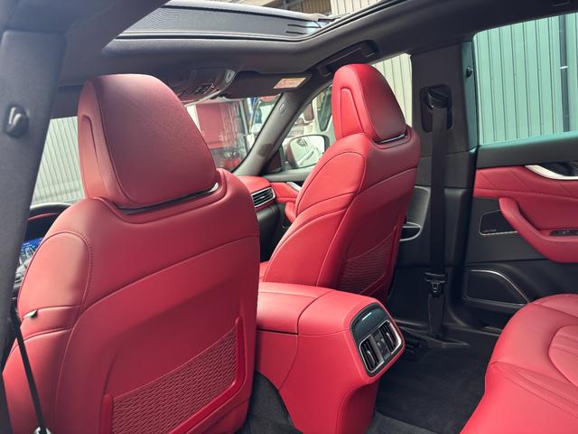 レヴァンテ Ｓグランスポーツ　左ハンドル　パノラマサンルーフ　赤革　カーボントリム　ハーマンカードン　ＡＣＣ　ＯＰ２１ＡＷ（ヘリオス）　全席シートヒーター　Ｒドア拡張キーレス　トランクキックセンサー　全方位カメラ　イージーエントリ（40枚目）