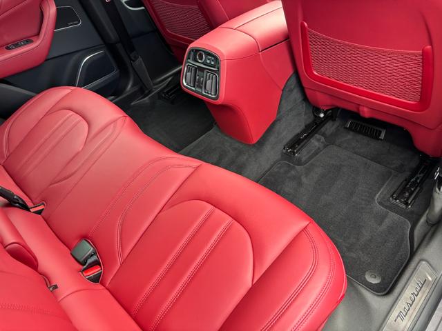 レヴァンテ Ｓグランスポーツ　左ハンドル　パノラマサンルーフ　赤革　カーボントリム　ハーマンカードン　ＡＣＣ　ＯＰ２１ＡＷ（ヘリオス）　全席シートヒーター　Ｒドア拡張キーレス　トランクキックセンサー　全方位カメラ　イージーエントリ（43枚目）