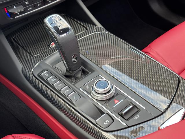 レヴァンテ Ｓグランスポーツ　左ハンドル　パノラマサンルーフ　赤革　カーボントリム　ハーマンカードン　ＡＣＣ　ＯＰ２１ＡＷ（ヘリオス）　全席シートヒーター　Ｒドア拡張キーレス　トランクキックセンサー　全方位カメラ　イージーエントリ（48枚目）