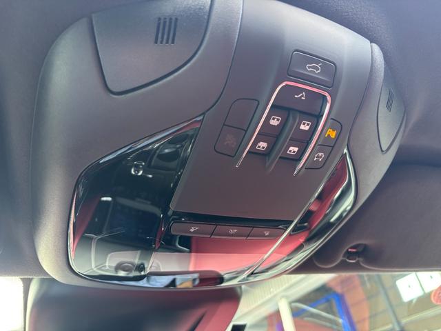 レヴァンテ Ｓグランスポーツ　左ハンドル　パノラマサンルーフ　赤革　カーボントリム　ハーマンカードン　ＡＣＣ　ＯＰ２１ＡＷ（ヘリオス）　全席シートヒーター　Ｒドア拡張キーレス　トランクキックセンサー　全方位カメラ　イージーエントリ（52枚目）