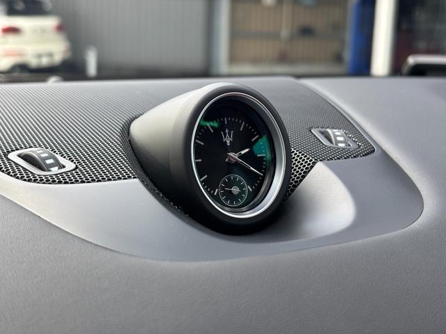 レヴァンテ Ｓグランスポーツ　左ハンドル　パノラマサンルーフ　赤革　カーボントリム　ハーマンカードン　ＡＣＣ　ＯＰ２１ＡＷ（ヘリオス）　全席シートヒーター　Ｒドア拡張キーレス　トランクキックセンサー　全方位カメラ　イージーエントリ（53枚目）