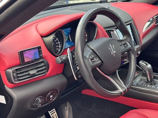 レヴァンテ Ｓグランスポーツ　左ハンドル　パノラマサンルーフ　赤革　カーボントリム　ハーマンカードン　ＡＣＣ　ＯＰ２１ＡＷ（ヘリオス）　全席シートヒーター　Ｒドア拡張キーレス　トランクキックセンサー　全方位カメラ　イージーエントリ（55枚目）