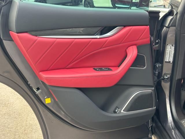 レヴァンテ Ｓグランスポーツ　左ハンドル　パノラマサンルーフ　赤革　カーボントリム　ハーマンカードン　ＡＣＣ　ＯＰ２１ＡＷ（ヘリオス）　全席シートヒーター　Ｒドア拡張キーレス　トランクキックセンサー　全方位カメラ　イージーエントリ（57枚目）