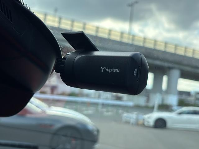 レヴァンテ Ｓグランスポーツ　左ハンドル　パノラマサンルーフ　赤革　カーボントリム　ハーマンカードン　ＡＣＣ　ＯＰ２１ＡＷ（ヘリオス）　全席シートヒーター　Ｒドア拡張キーレス　トランクキックセンサー　全方位カメラ　イージーエントリ（61枚目）