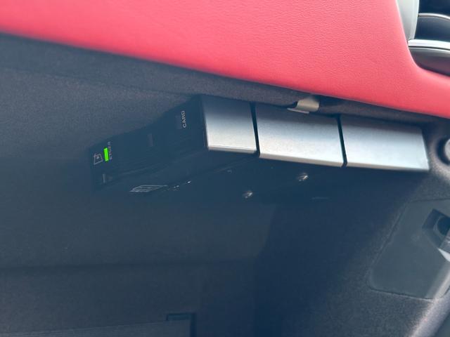 レヴァンテ Ｓグランスポーツ　左ハンドル　パノラマサンルーフ　赤革　カーボントリム　ハーマンカードン　ＡＣＣ　ＯＰ２１ＡＷ（ヘリオス）　全席シートヒーター　Ｒドア拡張キーレス　トランクキックセンサー　全方位カメラ　イージーエントリ（62枚目）