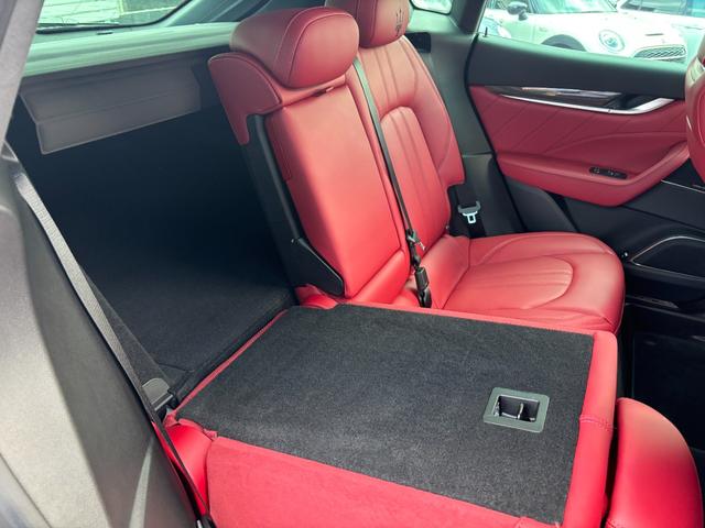 レヴァンテ Ｓグランスポーツ　左ハンドル　パノラマサンルーフ　赤革　カーボントリム　ハーマンカードン　ＡＣＣ　ＯＰ２１ＡＷ（ヘリオス）　全席シートヒーター　Ｒドア拡張キーレス　トランクキックセンサー　全方位カメラ　イージーエントリ（64枚目）