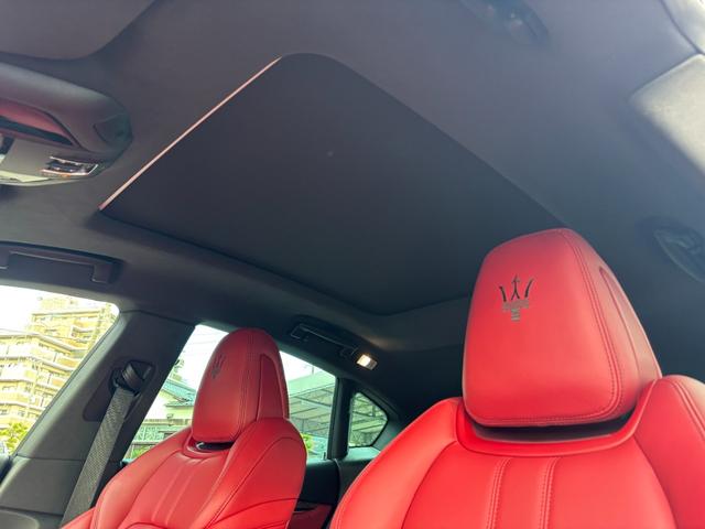 レヴァンテ Ｓグランスポーツ　左ハンドル　パノラマサンルーフ　赤革　カーボントリム　ハーマンカードン　ＡＣＣ　ＯＰ２１ＡＷ（ヘリオス）　全席シートヒーター　Ｒドア拡張キーレス　トランクキックセンサー　全方位カメラ　イージーエントリ（71枚目）