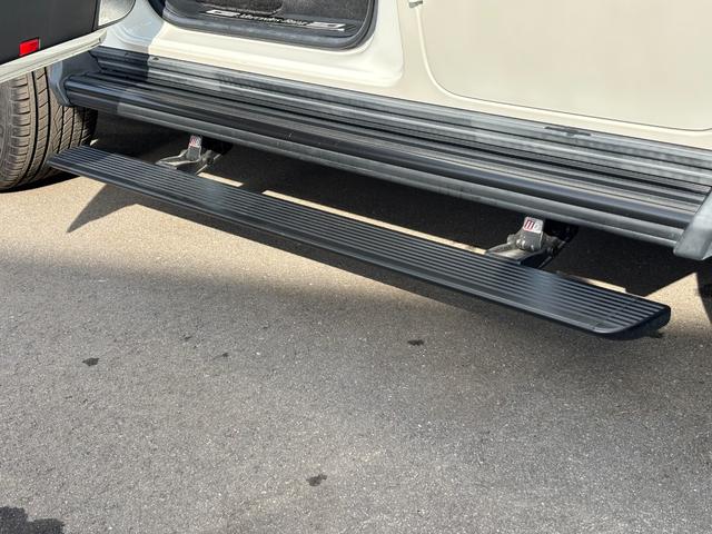 Ｇクラス Ｇ４００ｄ　マヌファクトゥーアエディション　１年保証付　１オーナー　ナイトＰＫＧ　白革ダイヤモンドステッチ　ＳＲ　アダブティブダンピングシステム　ブラバスフロントスポイラー　ＩＩＤ電動ステップ　デジタルインナーミラー　ＡＤＶ１（２２インチＡＷ）（6枚目）