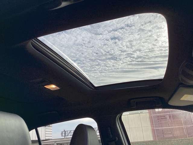 電動パノラマサンルーフが備えられていてゆとりもでき開放的な空間が広がります！