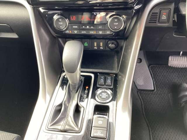 とてもきれいな状態のシフトレバーです。