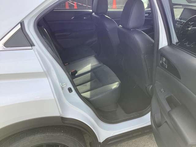 後部座席も足元が広々で窮屈感を感じることなく長時間のドライブを楽しめます♪