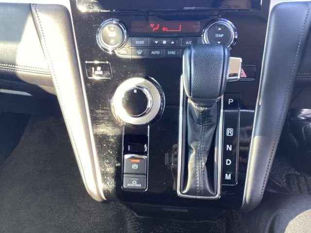 デリカD:5 P Bモニター 地デジ DVD再生 ナビTV シートヒーター ETC 4WD 電動シ-ト 寒冷地仕様 メモリナビ ABS 3列 オートエアコン ASC 盗難防止装置 パワーウインドウ エアバッグ(9枚目)