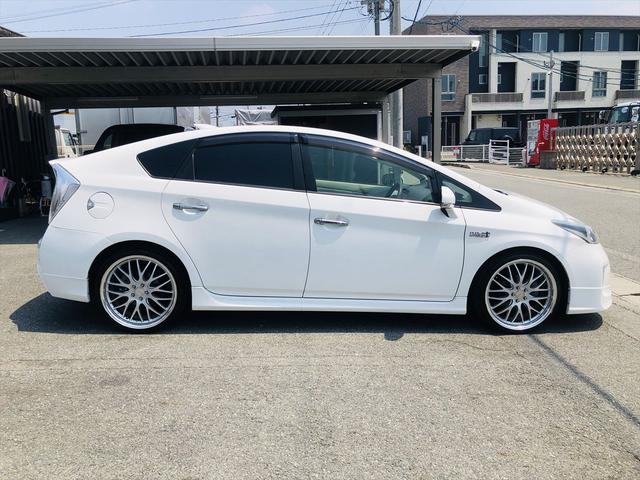 プリウスＰＨＶ Ｓ　社外１９インチアルミホイール　ローダウン　モデリスタエアロ　純正ナビ　フルセグＴＶ　ＤＶＤ　Ｂｌｕｅｔｏｏｔｈ　ＥＴＣ　バックカメラ　プッシュスタート　スマートキー　シートヒーター　ＨＩＤヘッドライト（15枚目）