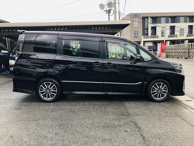 ヴォクシー ＺＳ　後席モニター　パワースライドドア　９インチ純正ナビ　フルセグＴＶ　ＤＶＤ　Ｂｌｕｅｔｏｏｔｈ　ＥＴＣ　バックカメラ　プッシュスタート　スマートキー　３列シート　ＬＥＤヘッドライト　フォグランプ（15枚目）