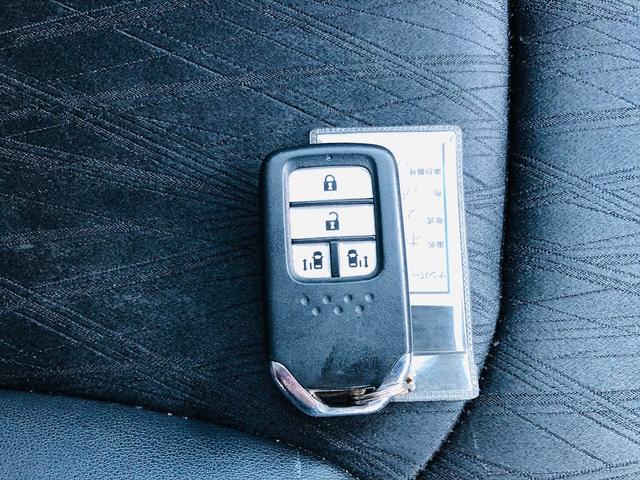 オデッセイ アブソルート　両側パワースライドドア　社外９インチナビ　ＤＶＤ　Ｂｌｕｅｔｏｏｔｈ　ＥＴＣ　プッシュスタート　スマートキー　キーレスエントリー　オットマン　ＬＥＤヘッドライト　フォグランプ　純正１８ＡＷ（54枚目）