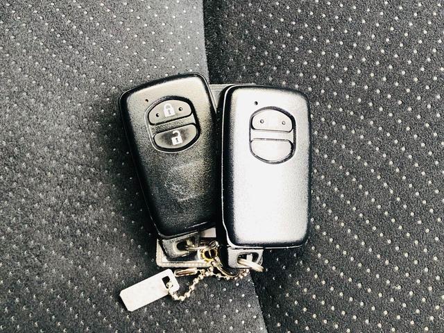 プリウス Ｌ　社外ナビ　ＤＶＤ　ＥＴＣ　プッシュスタート　キーレスエントリー　電動格納ミラー　純正１５インチアルミホイール　盗難防止システム　衝突安全ボディ　パワーステアリング　パワーウインドウ（49枚目）