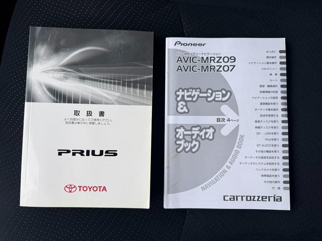 プリウス Ｌ　社外ナビ　ＤＶＤ　ＥＴＣ　プッシュスタート　キーレスエントリー　電動格納ミラー　純正１５インチアルミホイール　盗難防止システム　衝突安全ボディ　パワーステアリング　パワーウインドウ（52枚目）
