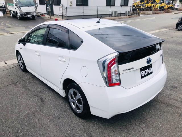 プリウス Ｌ　社外ナビ　ＤＶＤ　ＥＴＣ　プッシュスタート　キーレスエントリー　電動格納ミラー　純正１５インチアルミホイール　盗難防止システム　衝突安全ボディ　パワーステアリング　パワーウインドウ（79枚目）