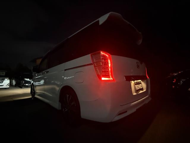 ステップワゴンスパーダ Ｚ　クールスピリット　後席モニター　両側パワースライドドア　ドライブレコーダー　純正ナビ　フルセグＴＶ　ＤＶＤ　ＥＴＣ　バックカメラ　スマートキー　ＨＩＤヘッドライト　フォグランプ　純正１７インチアルミホイール（6枚目）