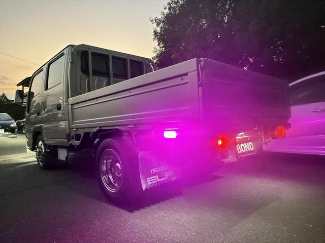 エルフトラック ４．８ダブルキャブ　低床　ディーゼル　５速マニュアル　メッキパーツ　ＥＴＣ　バックカメラ　ＨＩＤヘッドライト　左電動格納ミラー　パワーステアリング　パワーウインドウ　運転席エアバック　純正ラジオ（34枚目）