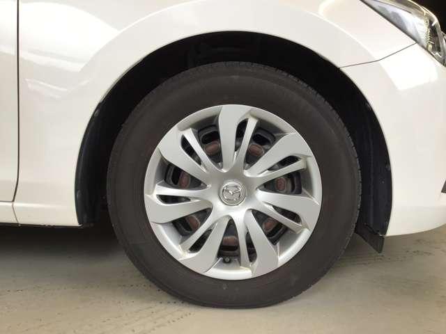 タイヤはスチールホイール＋ホイールキャップとなっております。