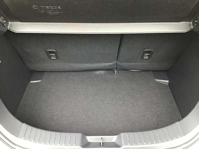 ラゲッジルームには荷物もしっかり積み込めます。大きめのお荷物も後部座席を倒せるのでばっちりです！
