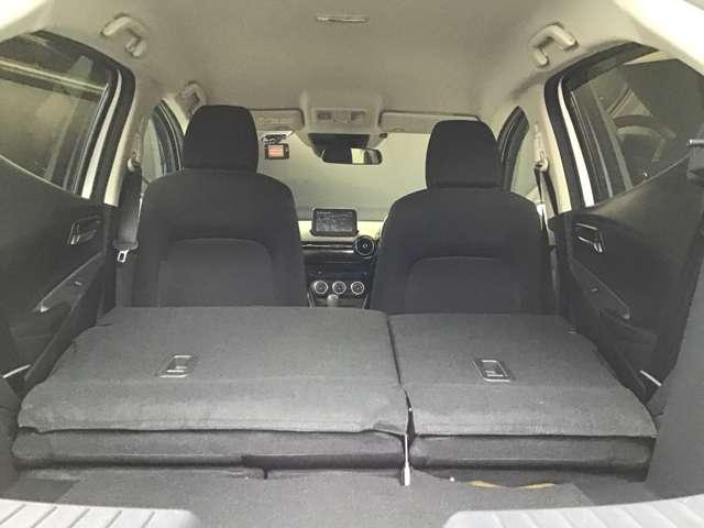 後部座席は分割可倒式ですので、状況に応じてフレキシブルに使用できます。