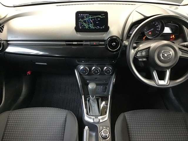 ドライバーが心に余裕をもって運転に集中できること、助手席や後席からもすっきりと前を見通せる空間の起点となり、全員が安心してドライブを楽しめることをモットーにシンプルなレイアウトとなっています。