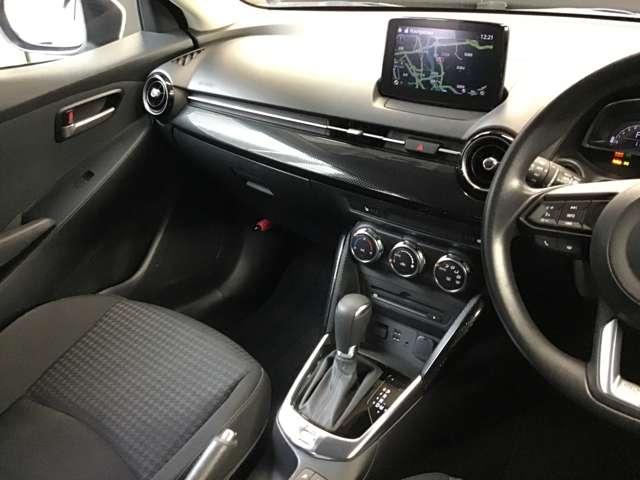 シンプルかつ機能的で扱いやすいインパネ周りです。