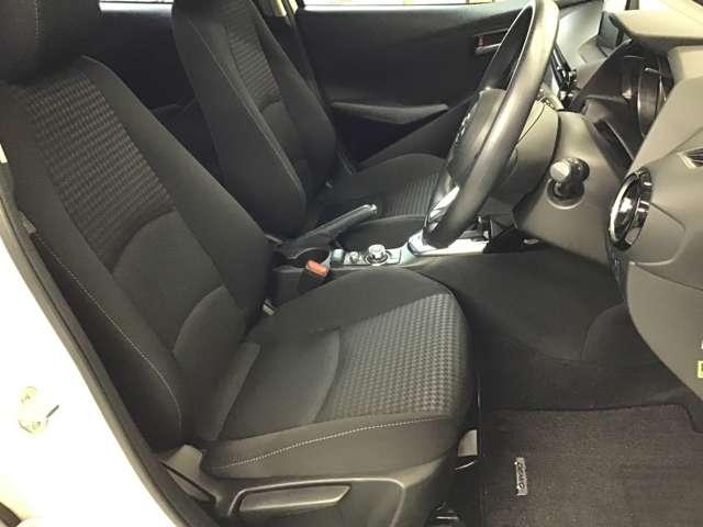 マツダ車のシートは人間工学に基づき設計されています。人の骨盤を支える様にシート内部の素材を研究し開発されていますのでロングドライブでも疲労を感じにくいのが特徴です☆