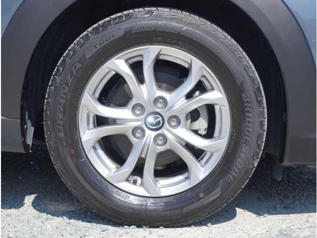 純正アルミホイール装着☆足回りもブラックで引き締まって見えてカッコいいですね☆