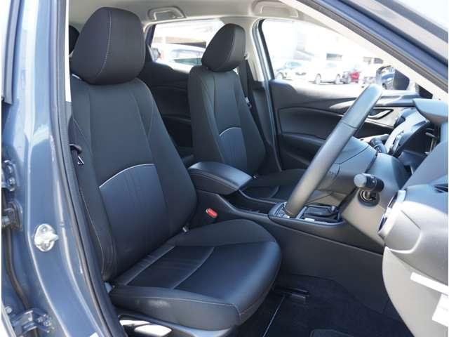 マツダは運転手中心の車つくりを行っております。上部に視認ゾーン、手が届く位置に操作ゾーンを配置し、運転に集中できるコックピットを演出しております☆