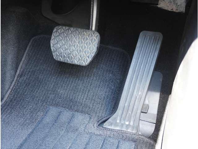 オルガン式アクセルペダル。マツダはペダルレイアウトにとことん拘ってます。