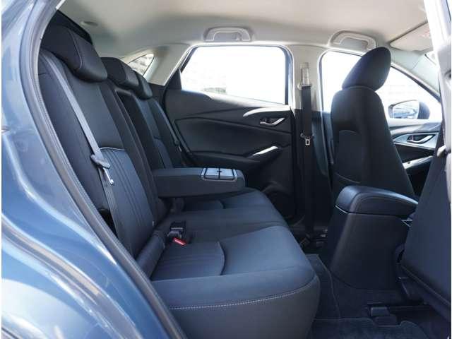 リアシートも大人の方がゆったりくつろげる空間になってます。