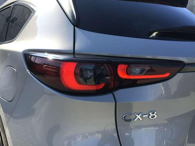 CX-8 2.2 XD スポーツ アピアランス ディーゼルターボ BOSEサウンド サンルーフ ナビ ETC キーレス オートマチックハイビーム シートヒーター アルミホイール 3列シート バックカメラ エアコン スマートキー 横滑り防止装置 アイドリングストップ(6枚目)
