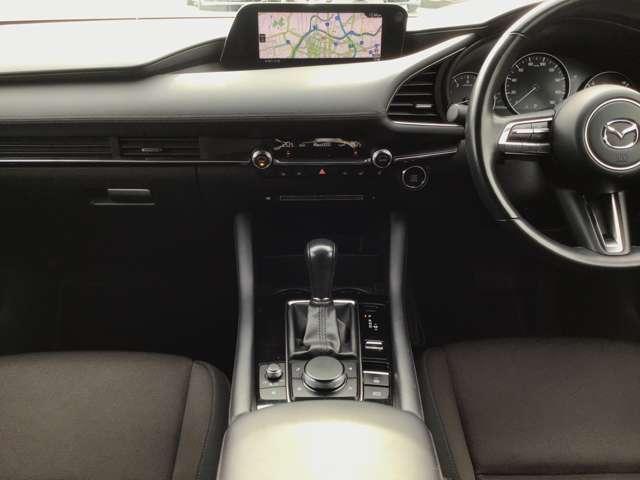 �����ړ��̏��Ȃ����ʃ]�[���ɑ��s����z�u�A���E��W���Ȃ��Z���^�[�f�B�X�v���C�̔z�u�A�Z���^�[�f�B�X�v���C�̑���̓R�}���_�[�R���g���[���ŉ\�B�^�]�ɏW���ł��K�v�ȏ��𓦂��Ȃ����C�A�E�g�ł��B