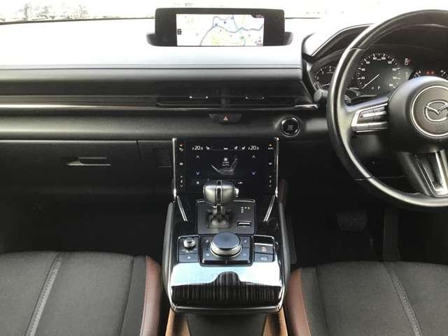 �����ړ��̏��Ȃ����ʃ]�[���ɑ��s����z�u�A���E��W���Ȃ��Z���^�[�f�B�X�v���C�̔z�u�A�Z���^�[�f�B�X�v���C�̑���̓R�}���_�[�R���g���[���ŉ\�B�^�]�ɏW���ł��K�v�ȏ��𓦂��Ȃ����C�A�E�g�ł��B