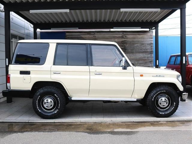 ランドクルーザープラド ＳＸワイド　ナローボディー　クラシックカスタム　ガルシアシスコ１６ｉｎｃｈアルミホイール＆ＢＦグッドリッチＫＯ２　ＲＡＮＣＨＯショック　メッキグリル　ＮＡＲＤＩクラシックウッドステアリング　シートカバー　Ｔベル済（5枚目）