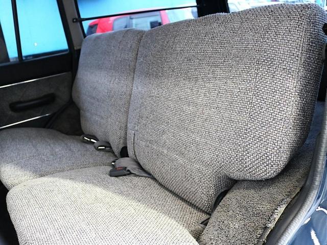 ランドクルーザー６０ ＶＸ　走行１９．１万ｋｍ　ディーゼルターボ　丸目フェイス　ナローボディー　ハイルーフ　輸出用１５ｉｎｃｈスチールホイール＆ＢＦグッドリッチＫＯ２　公認リフトアップ　ＮＡＲＤＩウッドステアリング　シートカバー（16枚目）