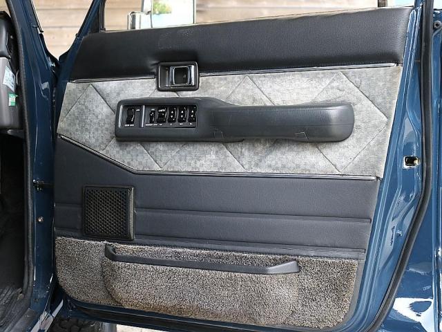 ランドクルーザー６０ ＶＸ　走行１９．１万ｋｍ　ディーゼルターボ　丸目フェイス　ナローボディー　ハイルーフ　輸出用１５ｉｎｃｈスチールホイール＆ＢＦグッドリッチＫＯ２　公認リフトアップ　ＮＡＲＤＩウッドステアリング　シートカバー（18枚目）