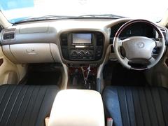 車内はベージュ内装になりますので高級感があります！ 2