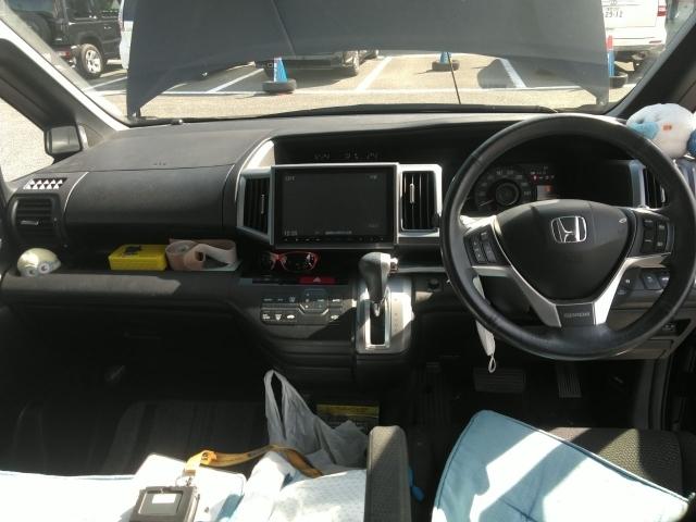 ステップワゴンスパーダ Ｚ　キーレス　フルセグ　ナビ＆ＴＶ　乗車定員８人　エアバッグ　オートマ　フル装備　ＨＩＤヘッドライト　ＥＴＣ　バックカメラ　スマートキー（2枚目）