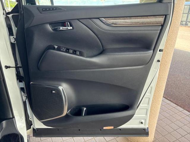 アルファードハイブリッド ４ＷＤエグゼクティブラウンジＳ　ＪＢＬ／保証書／ディスプレイオーディオ＋ナビ１０．５インチ／フリップダウンモニター　純正　１３．２インチ／デジタルインナーミラー／トヨタセーフティセンス／両側電動スライドドア　革シート　全周囲カメラ（22枚目）