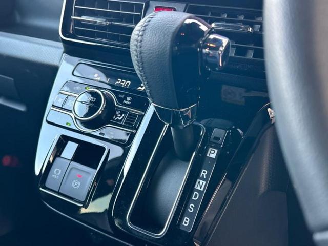 タント カスタムＲＳ　保証書／純正　１０インチ　メモリーナビ／スマートアシスト（トヨタ・ダイハツ）／両側電動スライドドア／シートヒーター　前席／パノラマモニター／車線逸脱防止支援システム／シート　ハーフレザー　ターボ（17枚目）