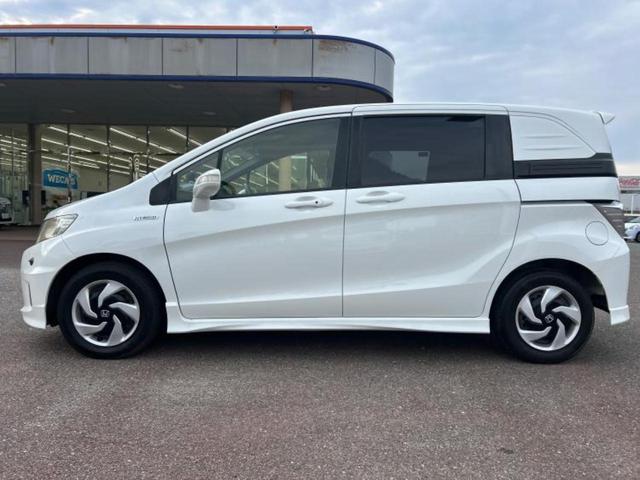 フリードスパイクハイブリッド ハイブリッドプレミアムエディション　社外　ＳＤナビ／フリップダウンモニター／両側電動スライドドア／シート　合皮／ヘッドランプ　ＨＩＤ／ＥＴＣ／ＥＢＤ付ＡＢＳ／横滑り防止装置／アイドリングストップ／フルセグＴＶ／エアバッグ　運転席（2枚目）